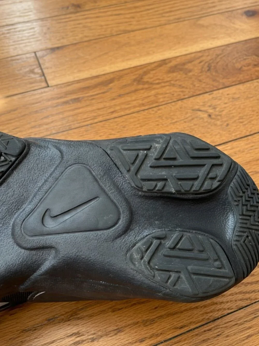 Nike Legend Essential 2 Triple Black Women's Training Shoes Size 7.5 New - Picture 4 of 6